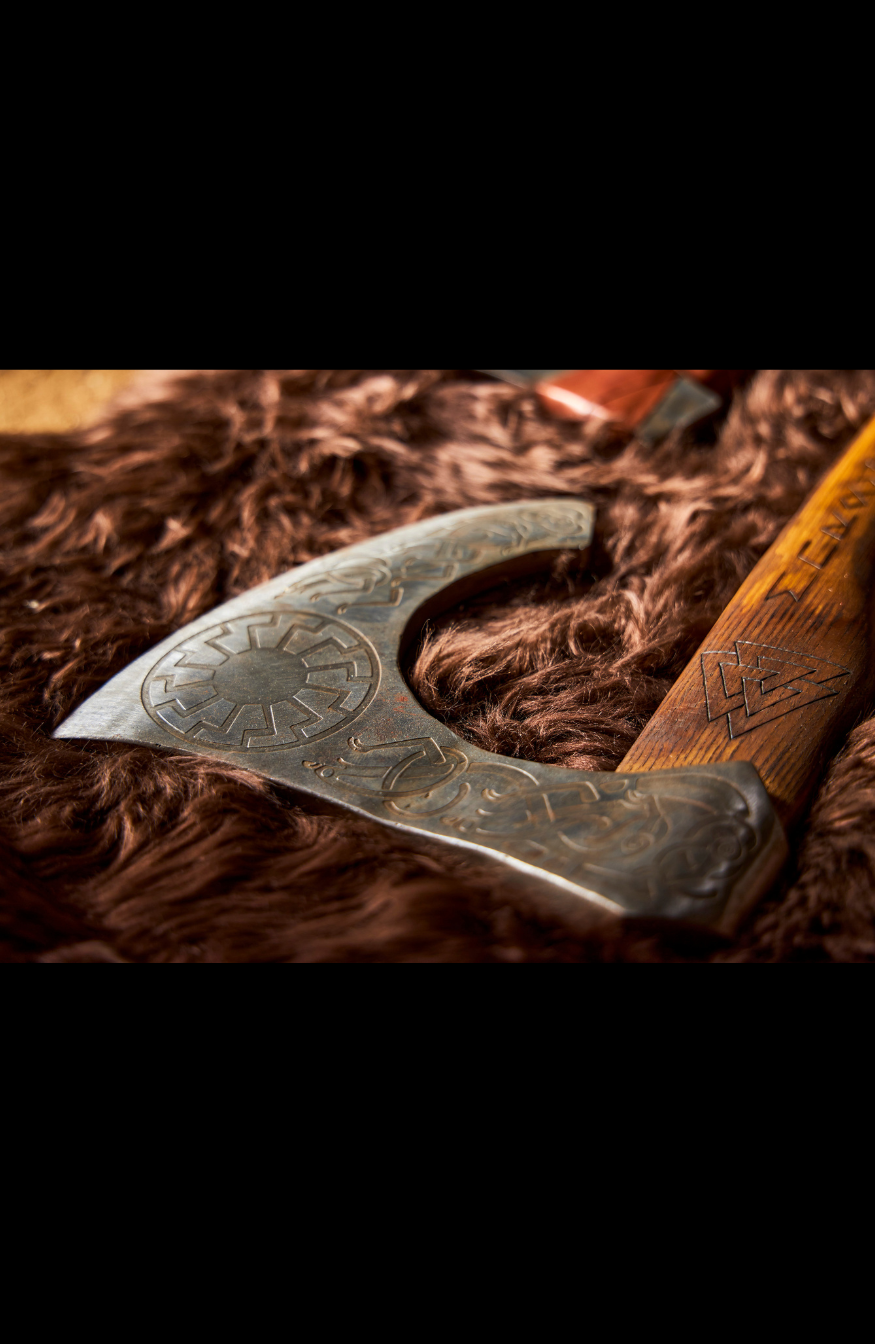 hacha vikinga forjada en fragua antigua
